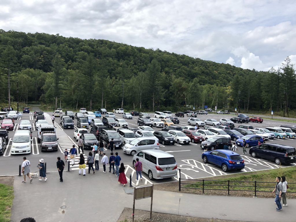 いつも混雑する青い池の駐車場