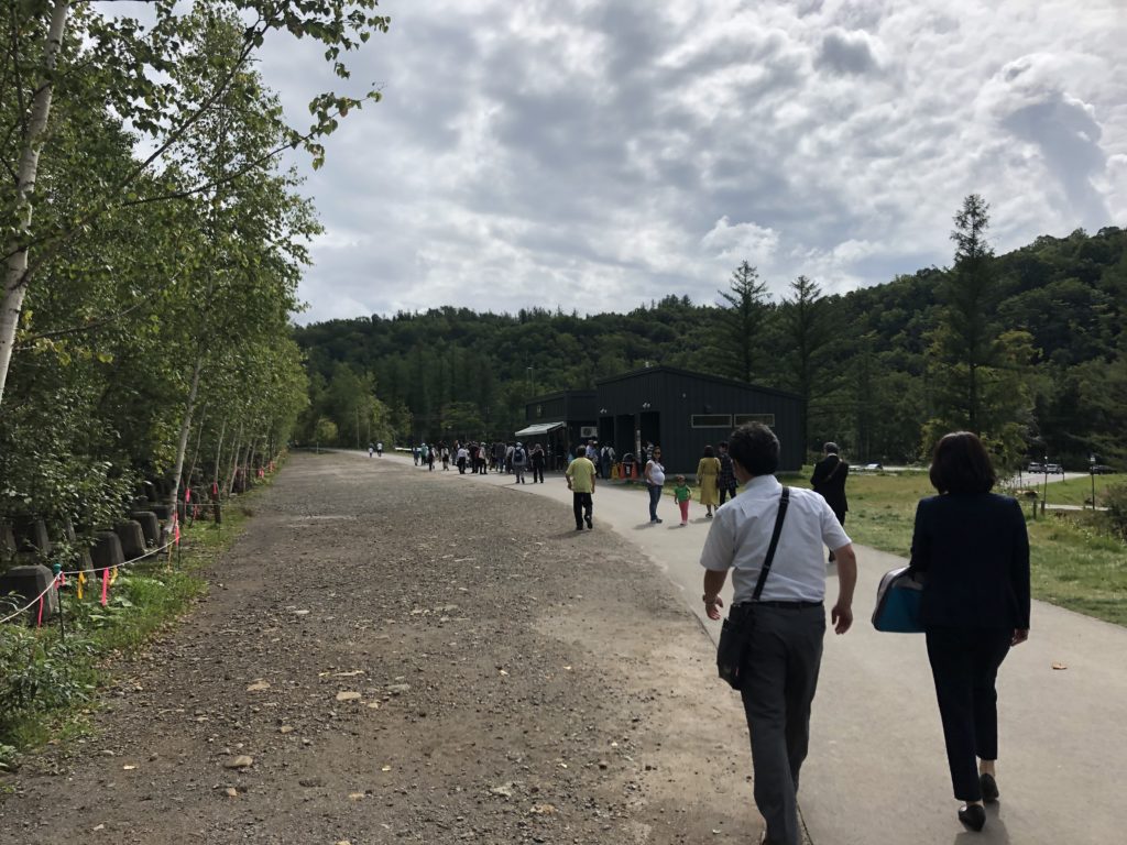 青い池の順路は整備されて歩きやすい