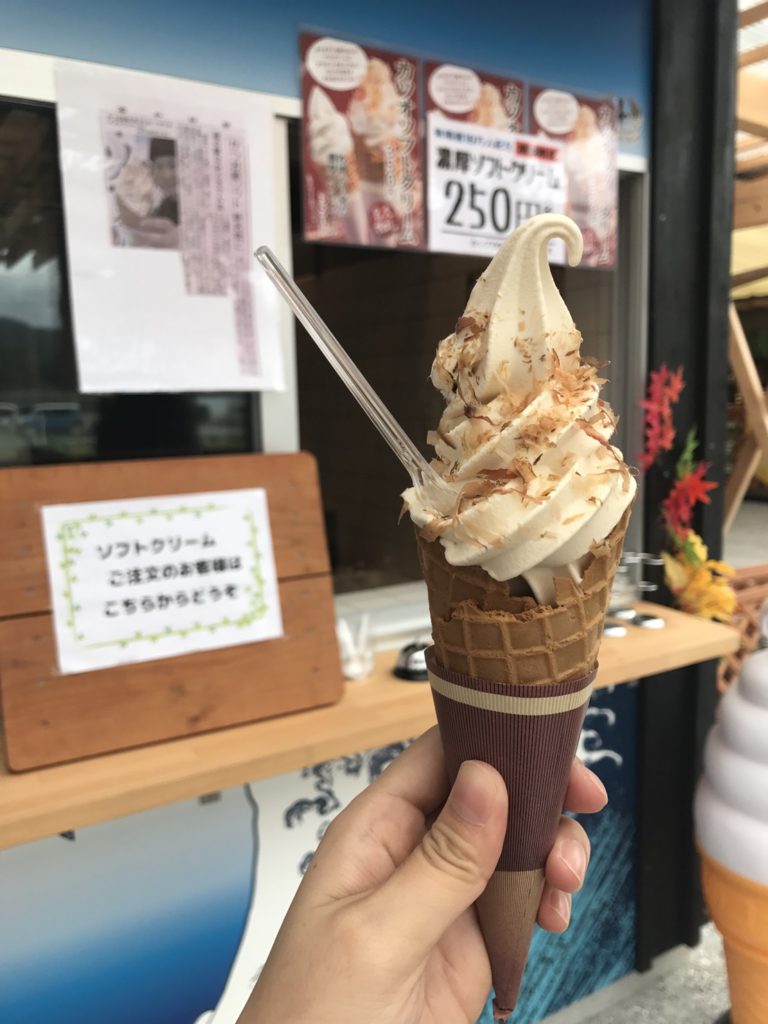 道の駅なかとさの飲食店「浜焼き海王」で販売されているカツオソフトクリーム
