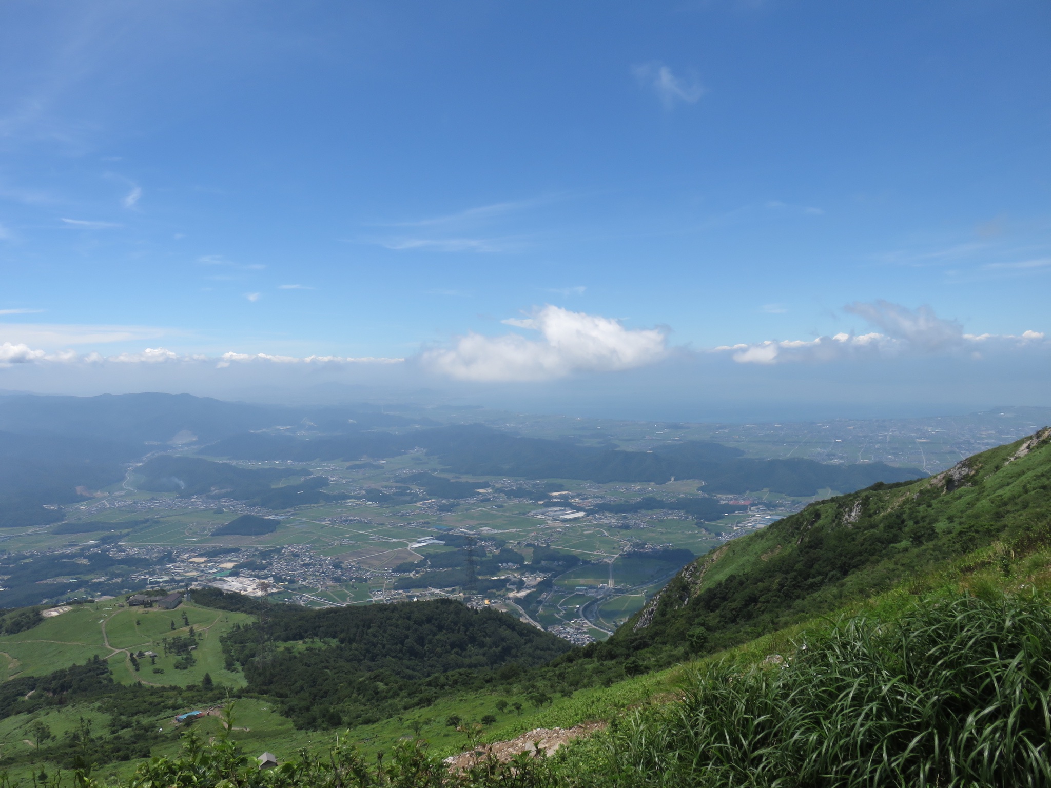 伊吹山の登山道から見た琵琶湖