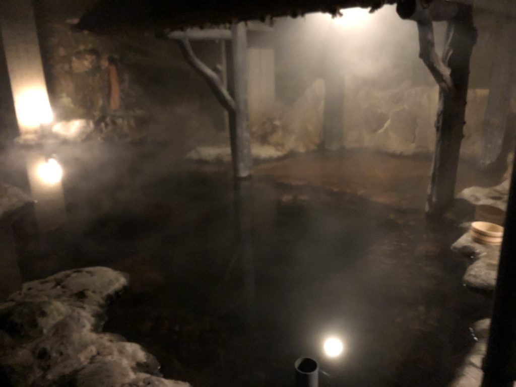 神明館の洞窟風呂（混浴）
