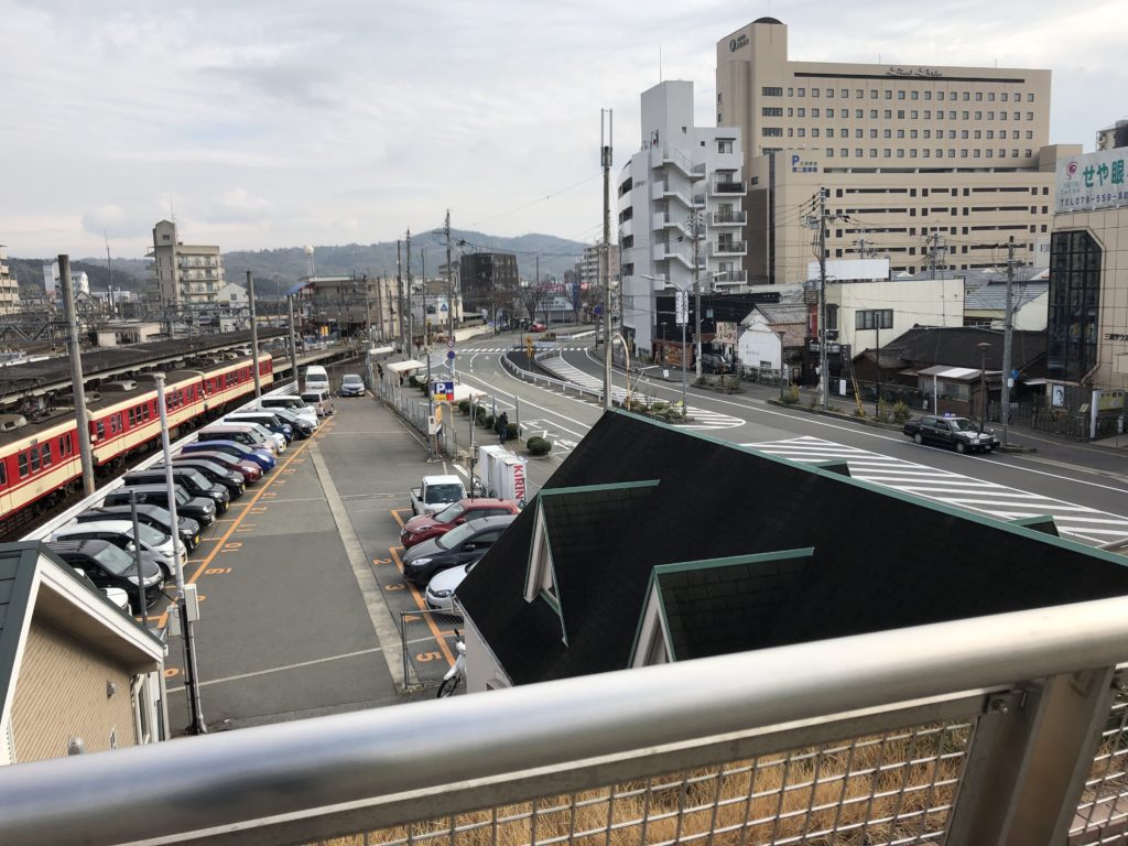 三田駅の南口にあるバス乗り場の俯瞰図
