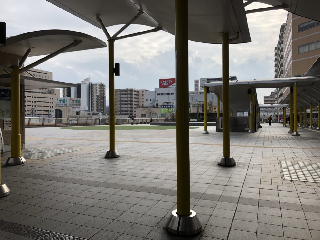 三田駅のバス乗り場方面(南口)