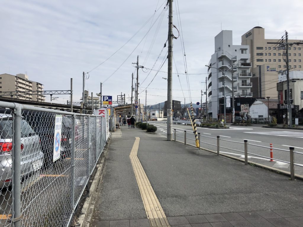 まっすぐ歩くと神戸三田プレミアム・アウトレット行きのバス停に到着(10番乗り場)