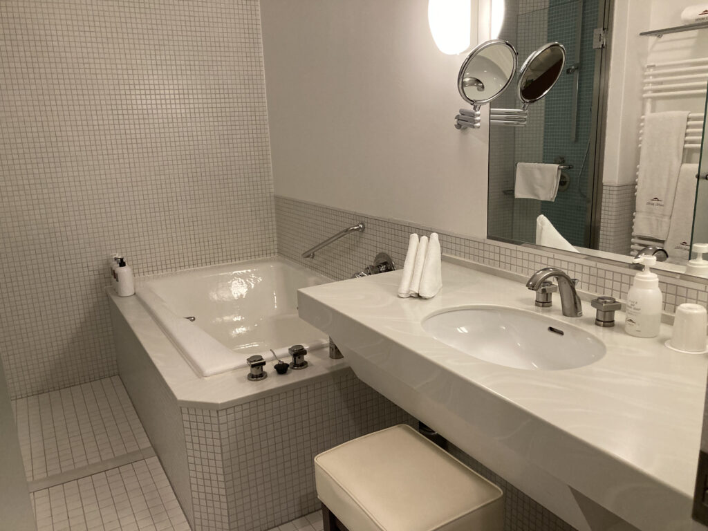 万平ホテル(ウスイ館書斎タイプ）のバスルーム：浴槽