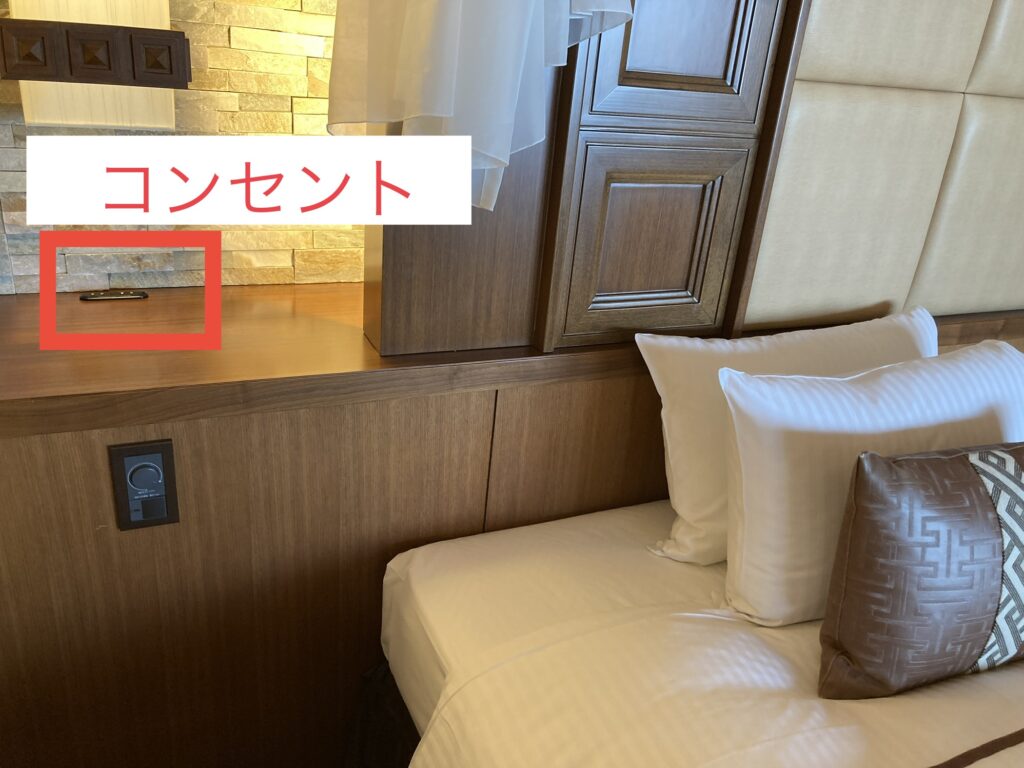 赤倉観光ホテル：温泉露天風呂付きテラスルームP4の寝室コンセント