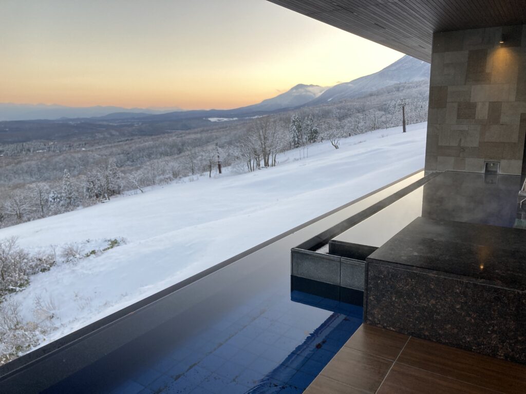 赤倉観光ホテルの客室露天風呂付きテラスフォースＰ４の露天風呂からの景色  
