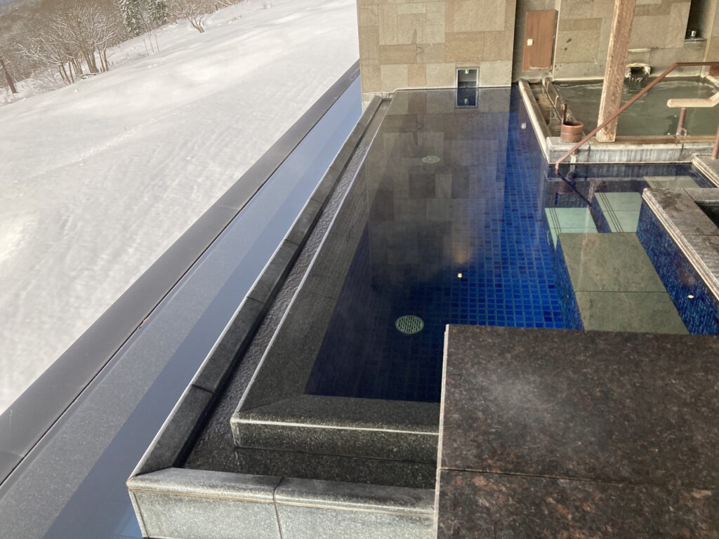 赤倉観光ホテル：温泉露天風呂付きテラスルームP4の露天風呂(温水プール)
