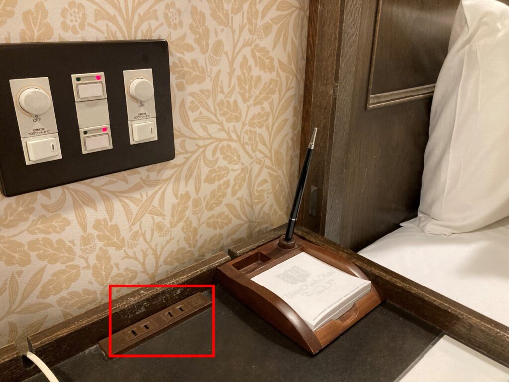 雲仙観光ホテルのプレミアムツインルーム（寝室） の枕元にコンセント