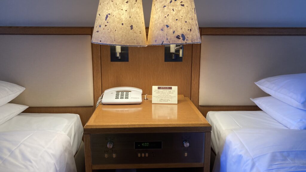 日光金谷ホテルの客室（スタンダートルームＡ） の枕元