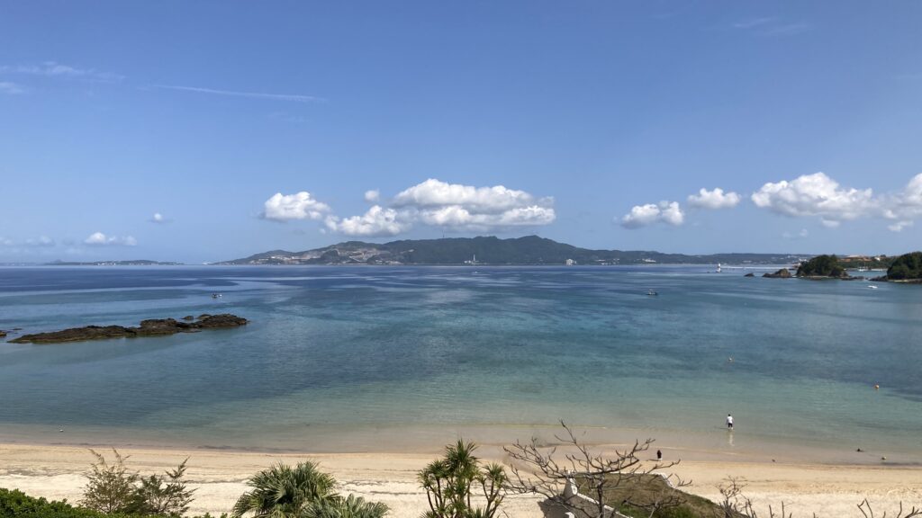 寝室のテラスから見た恩納の海：ハレクラニ沖縄