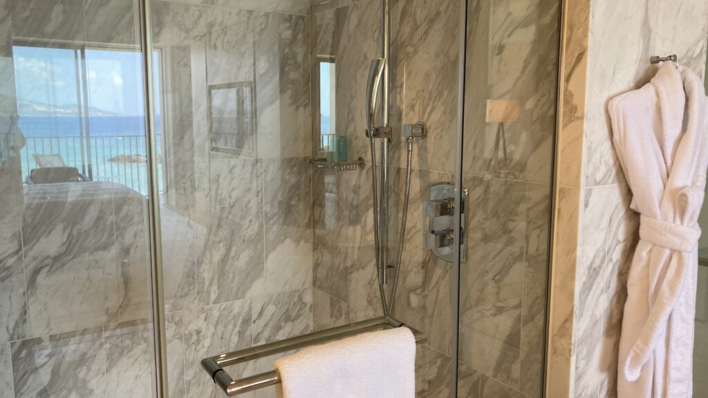 シャワールーム：ハレクラニ沖縄＠浴室