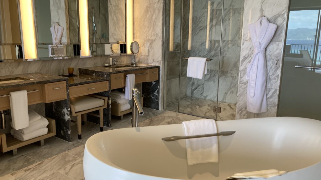浴室：ハレクラニ沖縄のスイートルーム