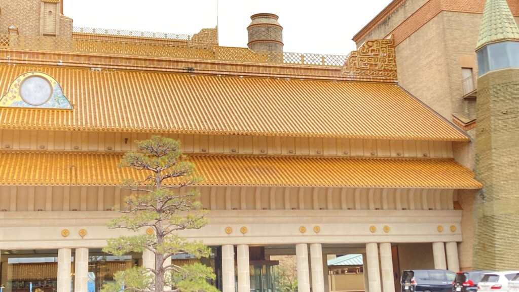中国の皇帝以外の使用が禁じられている老中黄の瑠璃瓦(47万枚)