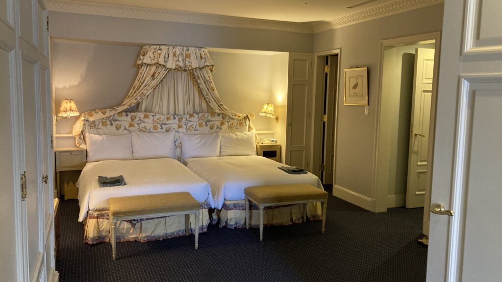 ホテル川久　海側ロイヤルスイートの寝室