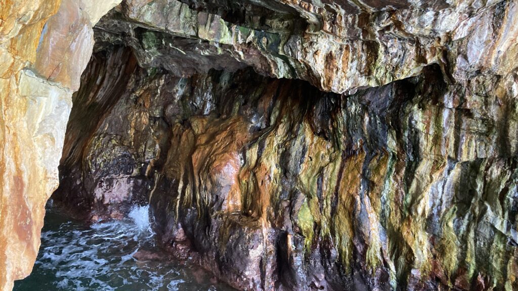 白浜「三段壁洞窟」は海と洞窟がつながっている感じが良い