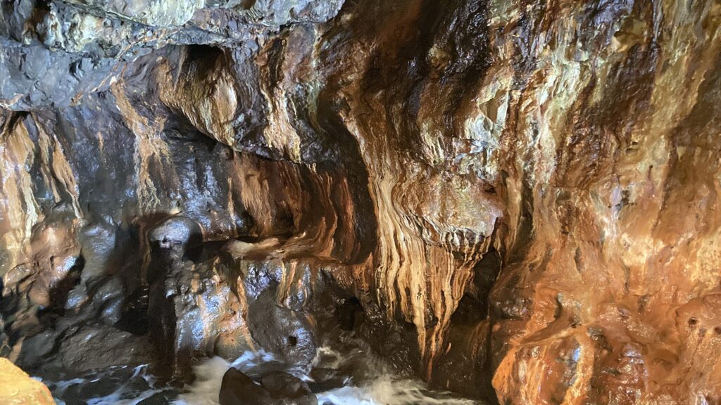 白浜「三段壁洞窟」の内部の潮吹き岩