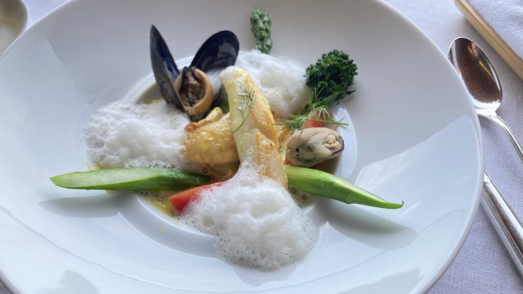 レストランひらまつ高台寺：島根県産天然真鯛のポワレとムール貝のマリニエール風 