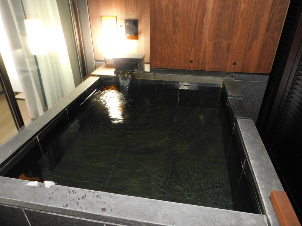 ANAインターコンチネンタル別府リゾート&スパのジュニアスイートルームの客室露天風呂