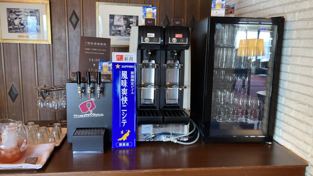 赤倉観光ホテルのロビーラウンジでは無料でお酒が提供される（時間限定）