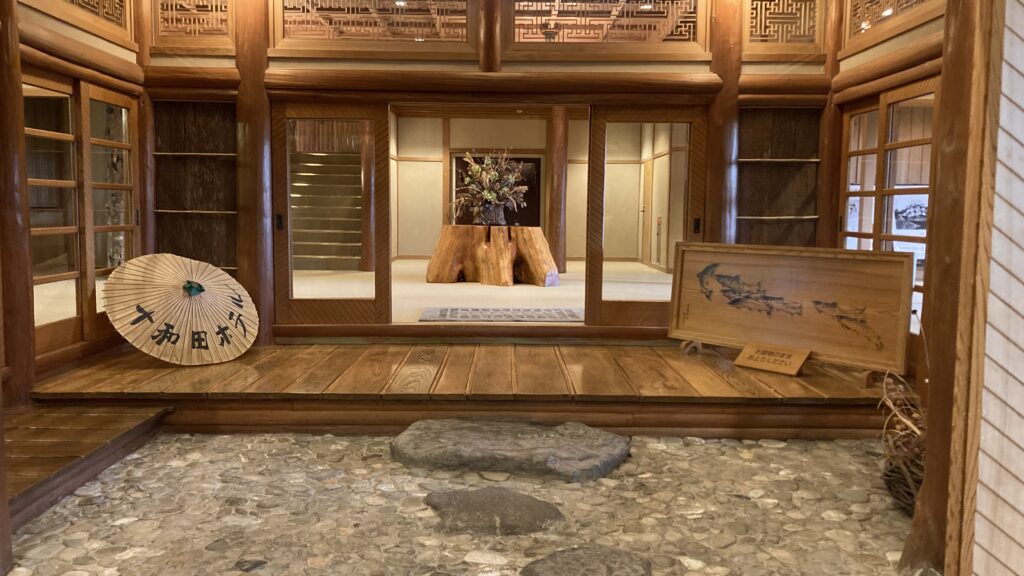 十和田ホテルの本館の玄関