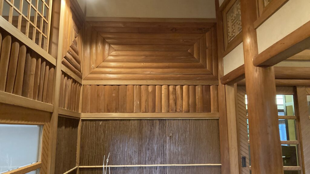 十和田ホテルの玄関の木細工