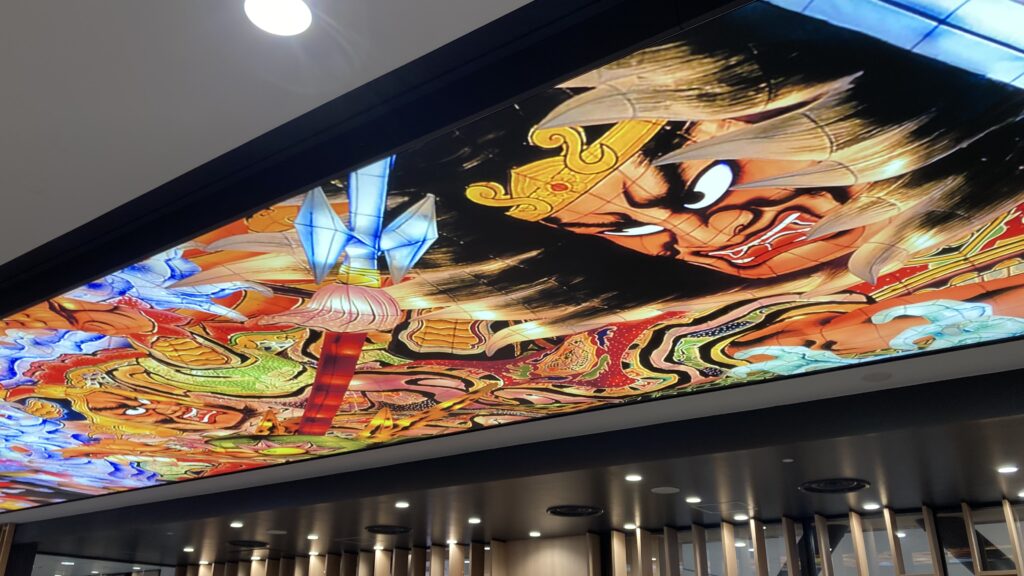 青森空港の天井には「ねぶた」が描かれている