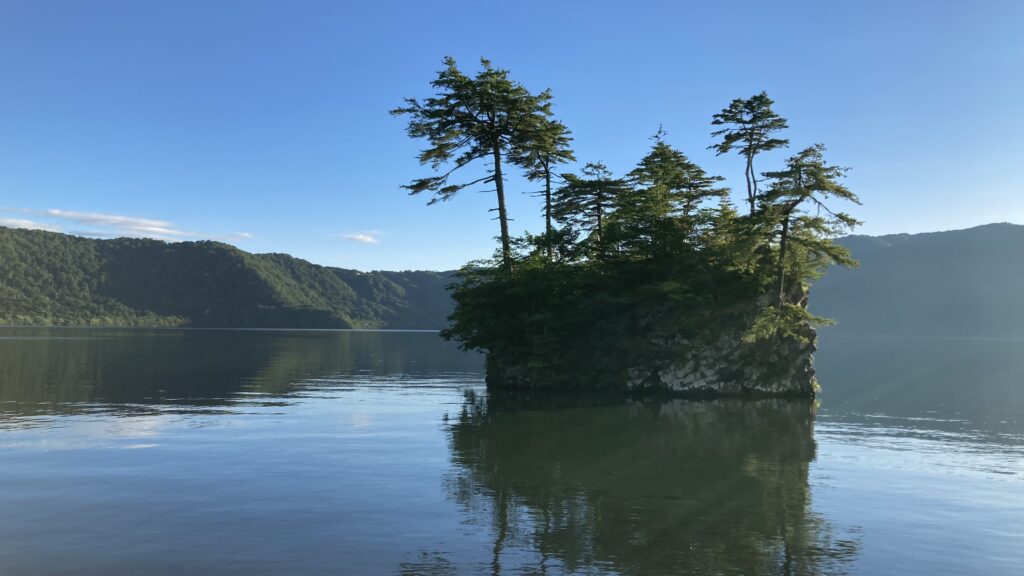 乙女の像の近くから見た十和田湖