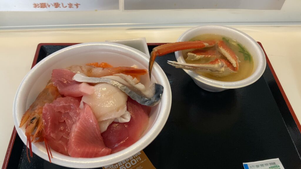 完成したのっけ丼(1,500円くらい)@青森魚菜センター