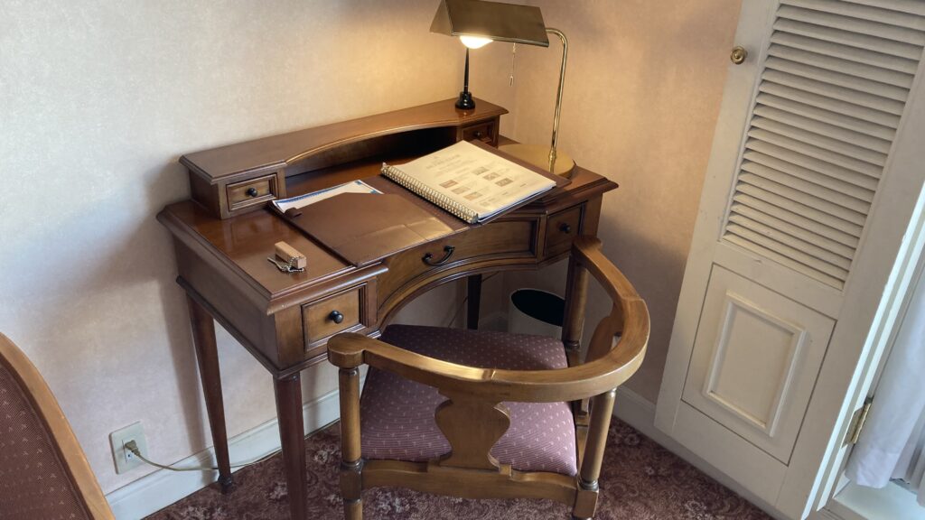 セトレグラバーズハウス長崎のスペイン直輸入の家具(テーブル)