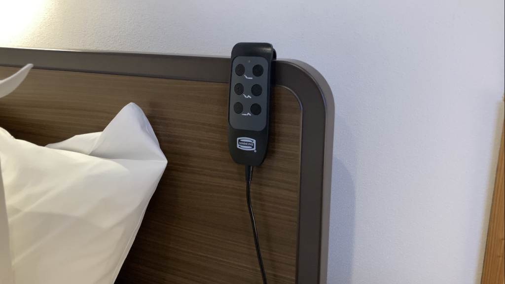 大村屋のスイートルームの寝室のベッドは電動機能付き
