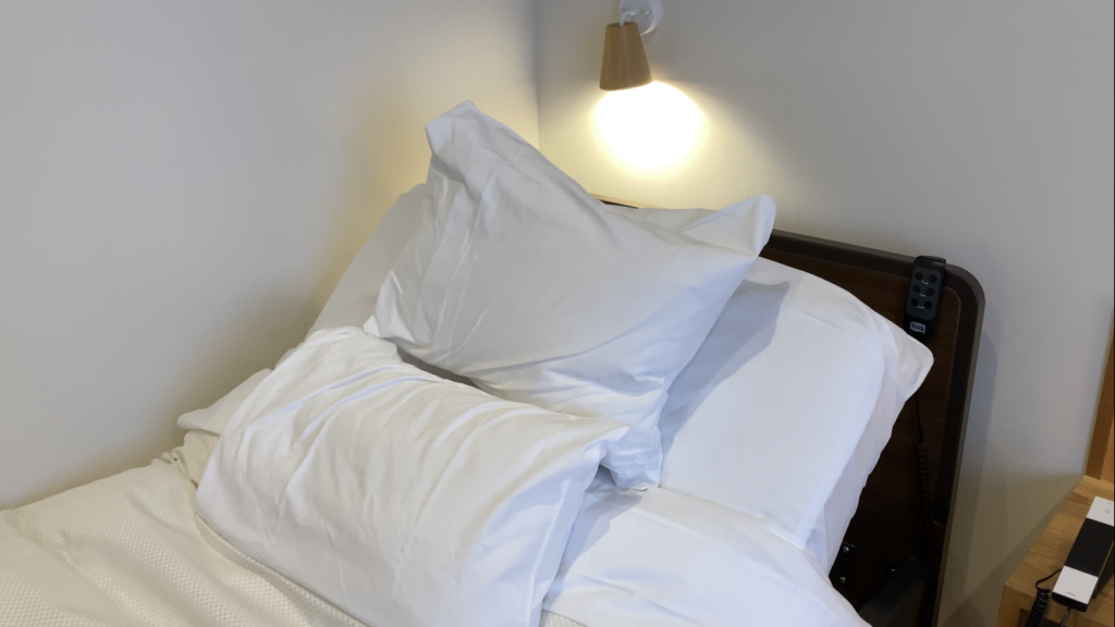 大村屋のスイートルームの寝室のベッドが起き上がりをサポート