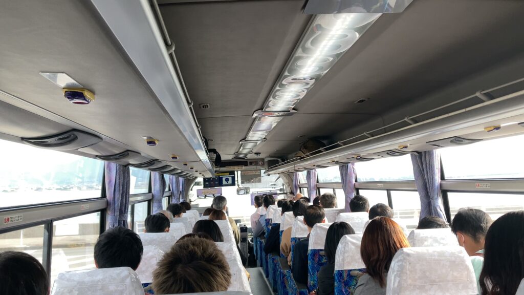 長崎駅行きの路線バス内