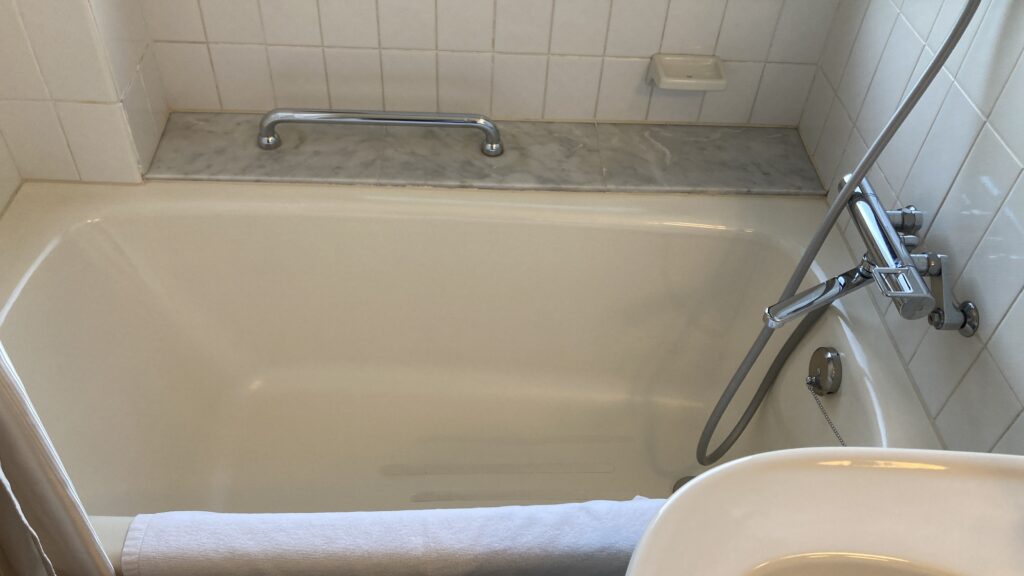 蒲郡クラシックホテルの浴槽は大きめ（身長175cmでも足を伸ばせる）