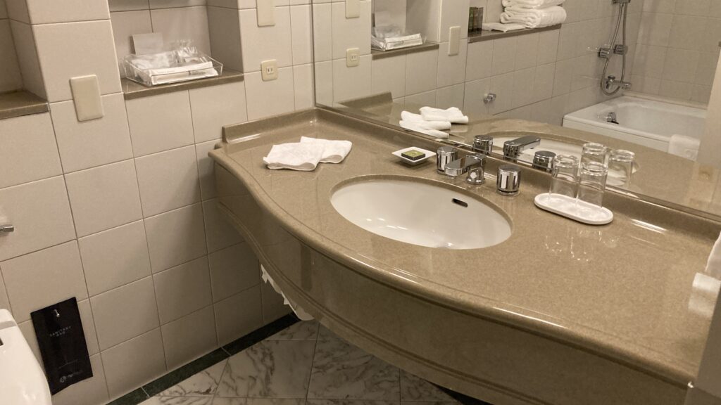 都ホテル岐阜長良川のプレミアムフロア・リバービューツインの洗面台も広い