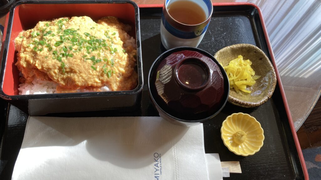 都ホテル岐阜長良川のカフェレストラン「フローラ」のあんかけカツ丼