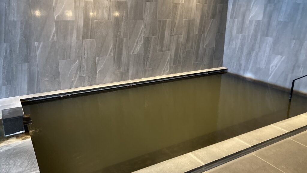 東山ニセコビレッジ・リッツ・カールトン・リザーブの大浴場の内風呂(天然温泉)