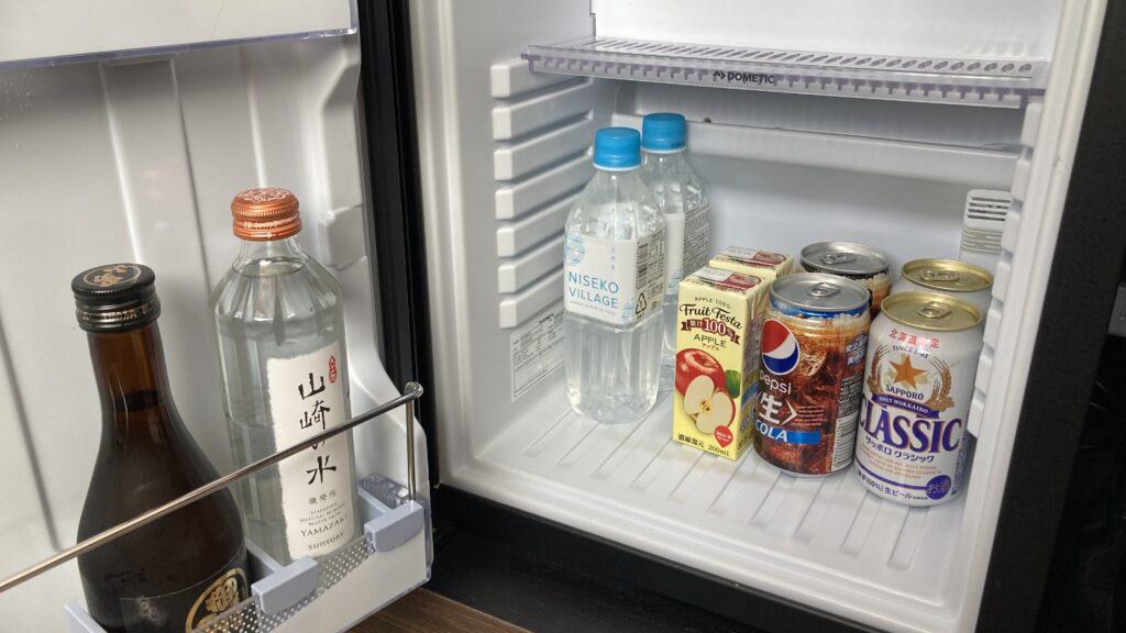 東山ニセコビレッジ・リッツ・カールトン・リザーブの客室内の冷蔵庫は飲み放題