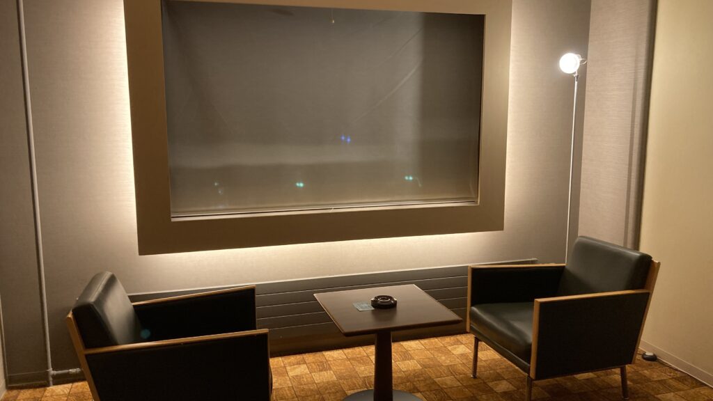 ニセコノーザンリゾート・アンヌプリの窓際は間接照明でオシャレ
