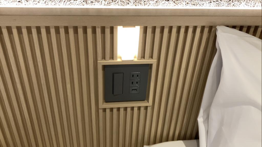 お宿Onn湯田温泉のベッド周りにはコンセント＆USB充電あり