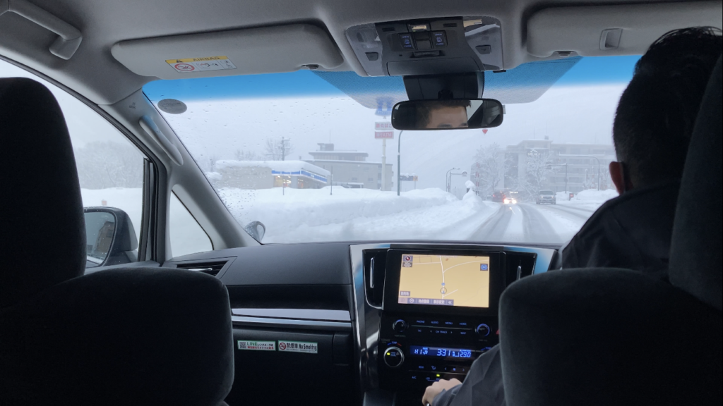 雪ニセコの送迎車内から見た比羅夫周辺