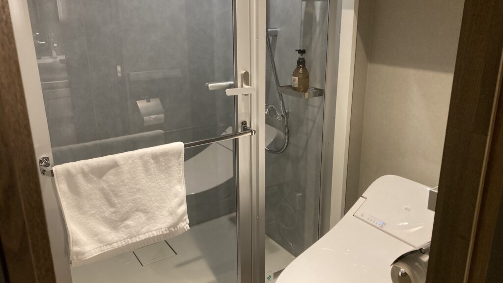 お宿Onn湯田温泉のバスルームにはシャワーとトイレ
