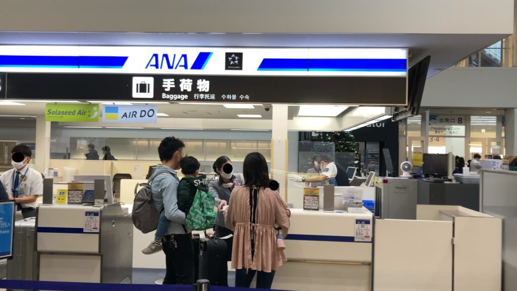 神戸空港のチェックインカウンター