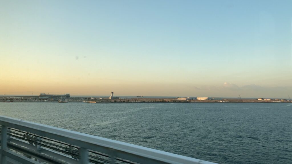 ポートライナーから見える神戸空港