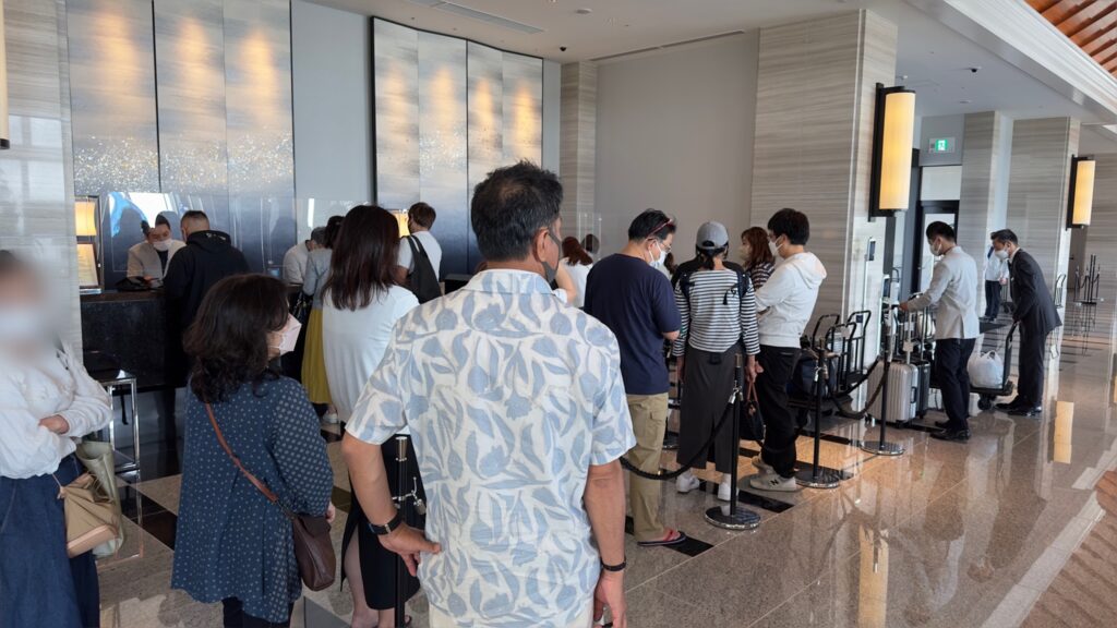 琉球ホテル＆リゾート名城ビーチのフロントのチェックインカウンターは激混み