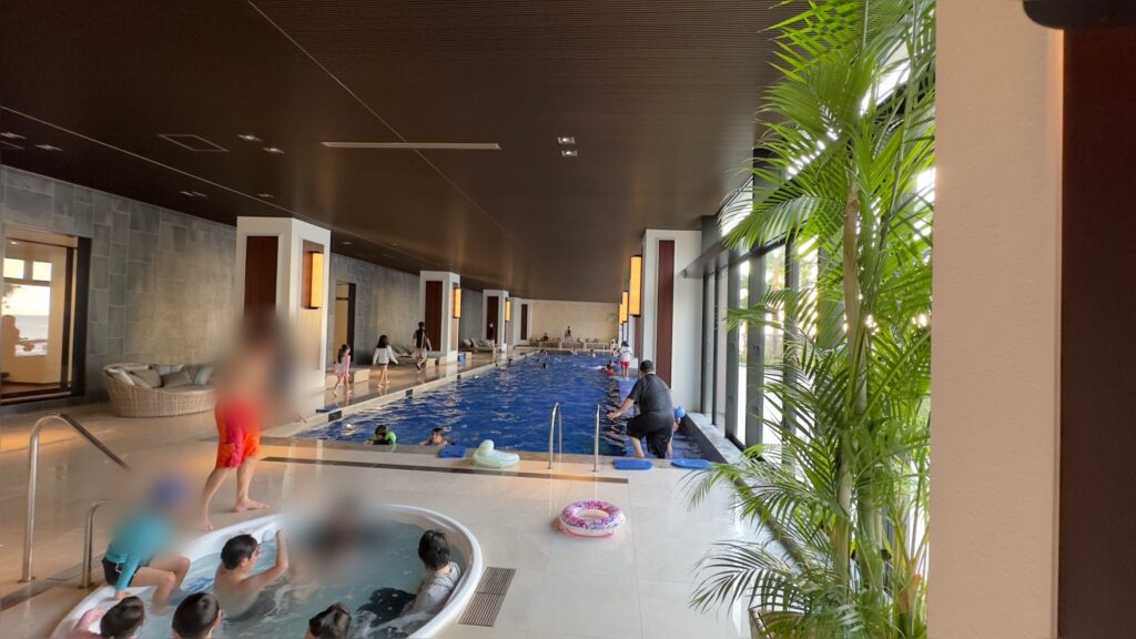 琉球ホテル＆リゾート名城ビーチには冬季も利用可能な温水のインドアプールがある