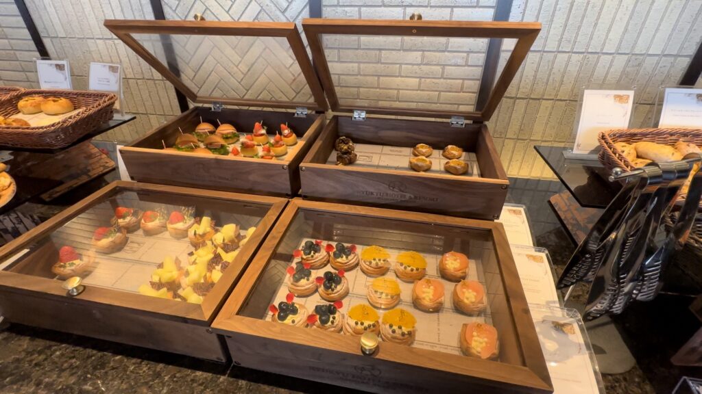 琉球ホテル＆リゾート名城ビーチのクラブラウンジの朝食(パンが美味しい)