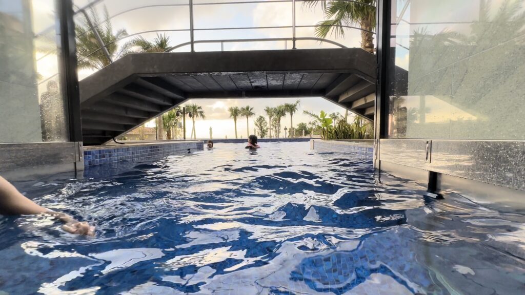 琉球ホテル＆リゾート名城ビーチのインドアプールに直結するオールシーズンプール
