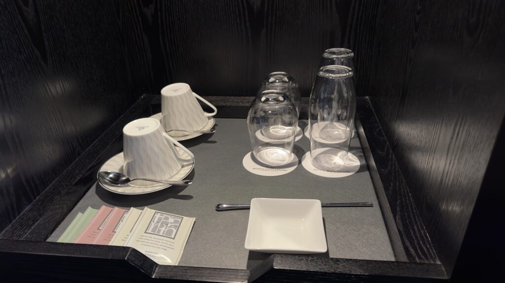 琉球ホテル＆リゾート名城ビーチの客室(プレミアクラブツイン)のグラス類