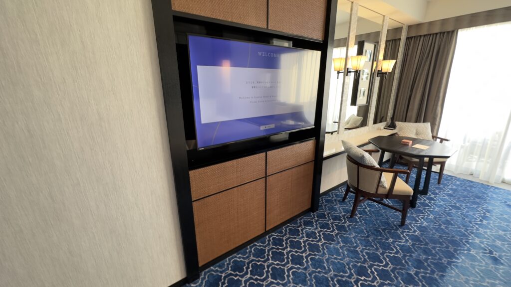琉球ホテル＆リゾート名城ビーチの客室(プレミアクラブツイン)のテレビはネット接続や館内情報ありの多機能型